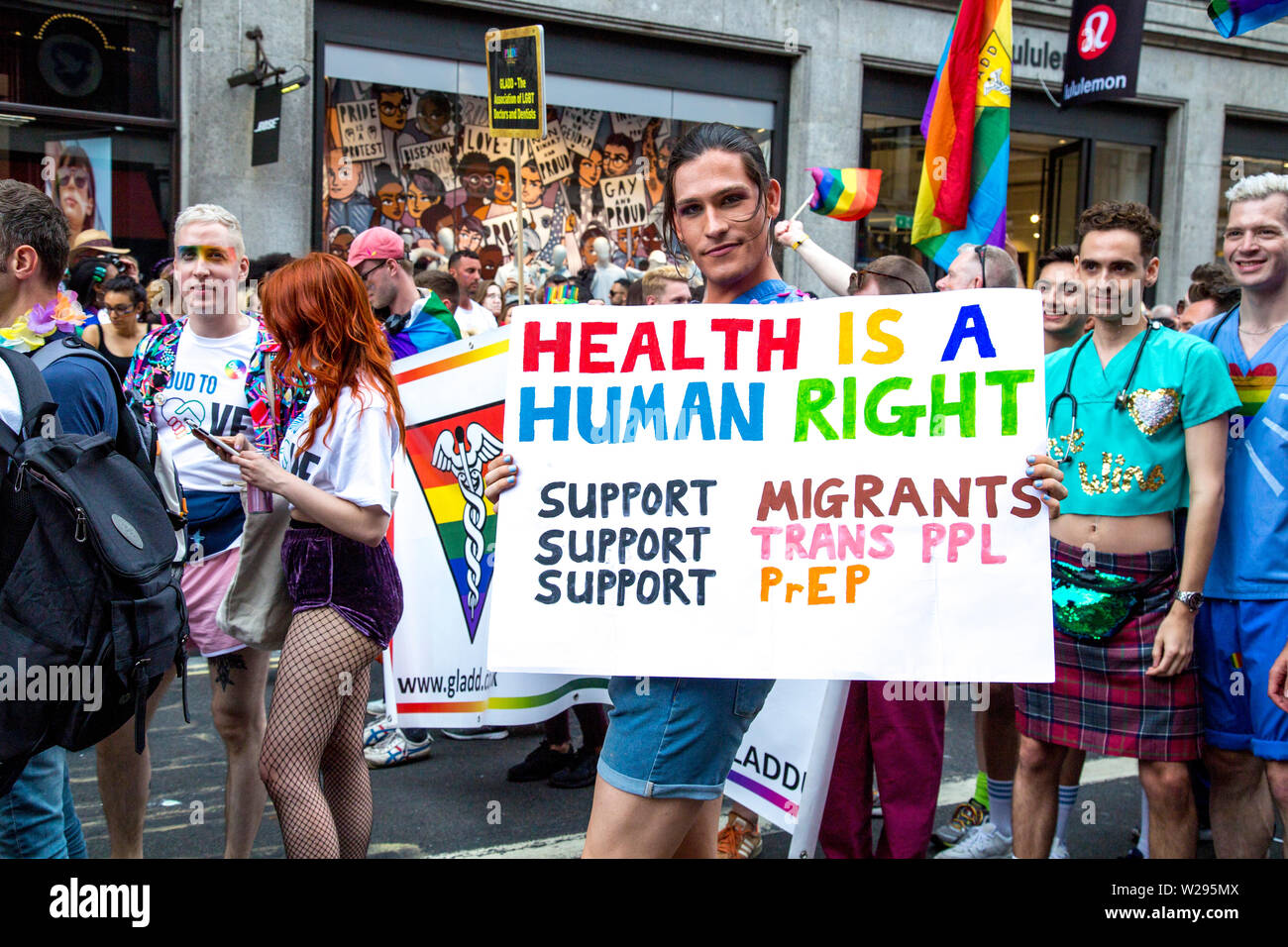 6 juillet 2019 - personne portant l'enseigne « la santé est un droit humain », London Pride Parade, Royaume-Uni Banque D'Images