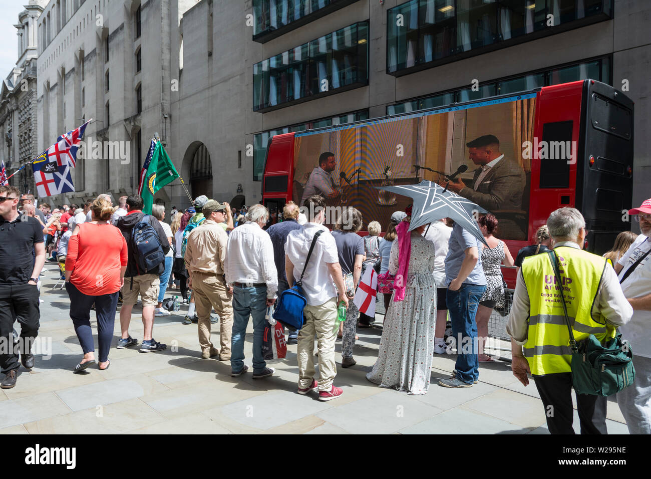 Démonstration par Tommy Robinson de supports à l'appui de Stephen Yaxley-Lennon (de son vrai nom) à l'extérieur de l'Old Bailey, London, UK Banque D'Images