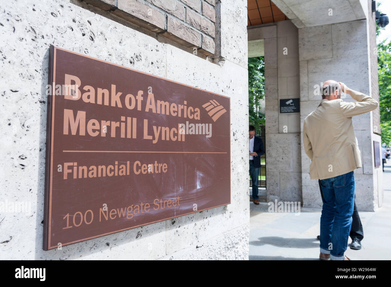Un homme tenant son front à l'extérieur de la Bank of America, Merrill Lynch, Newgate Street, Farringdon, London EC1, UK Banque D'Images