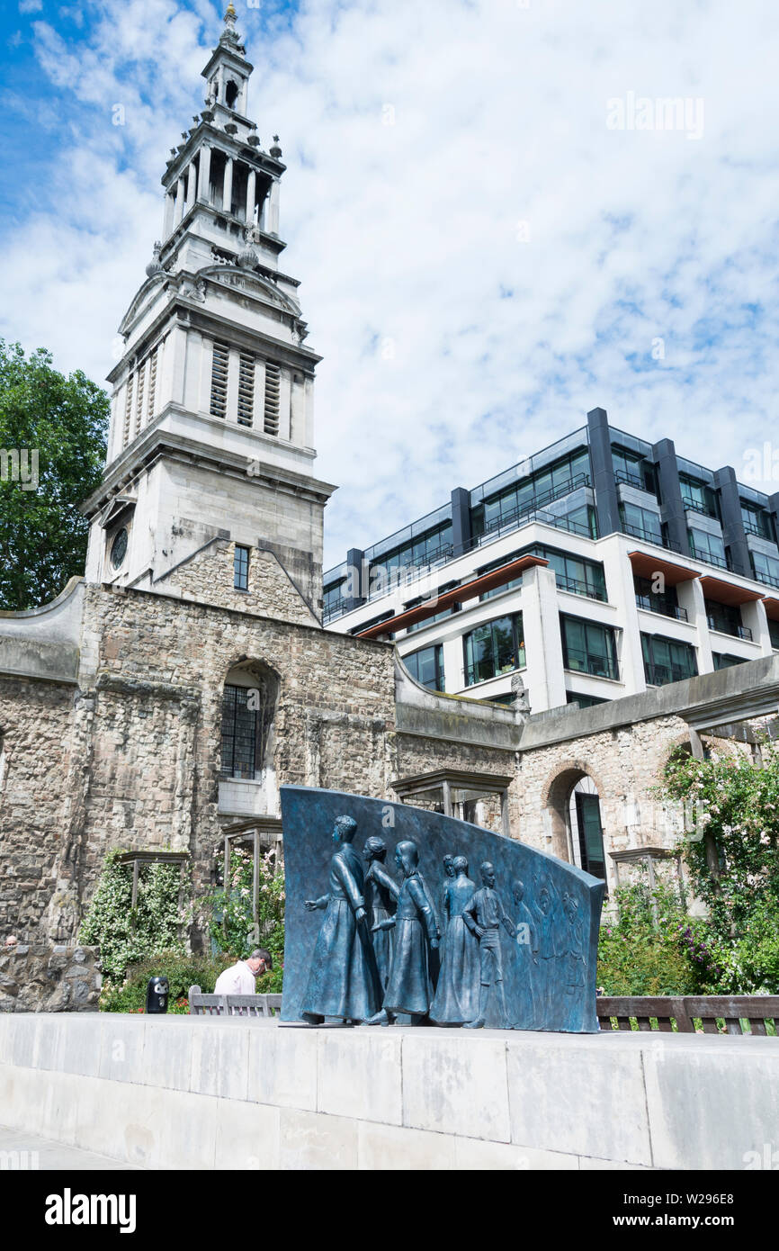 Andrew Brown's memorial sculpture en bronze de Christ's Hospital School, à la Christ Church de l'église de Greyfriars garden, Ville de London, UK Banque D'Images