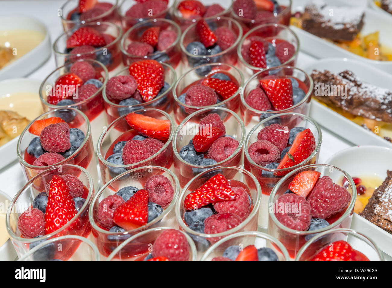 Buffet De Desserts Avec Fruits Frais Dans Des Verres Et De La Tarte Aux Pommes Avec Sauce A La Vanille Et Cannelle Chaud Gateau Avec Fruits Frais Allemagne Photo Stock Alamy