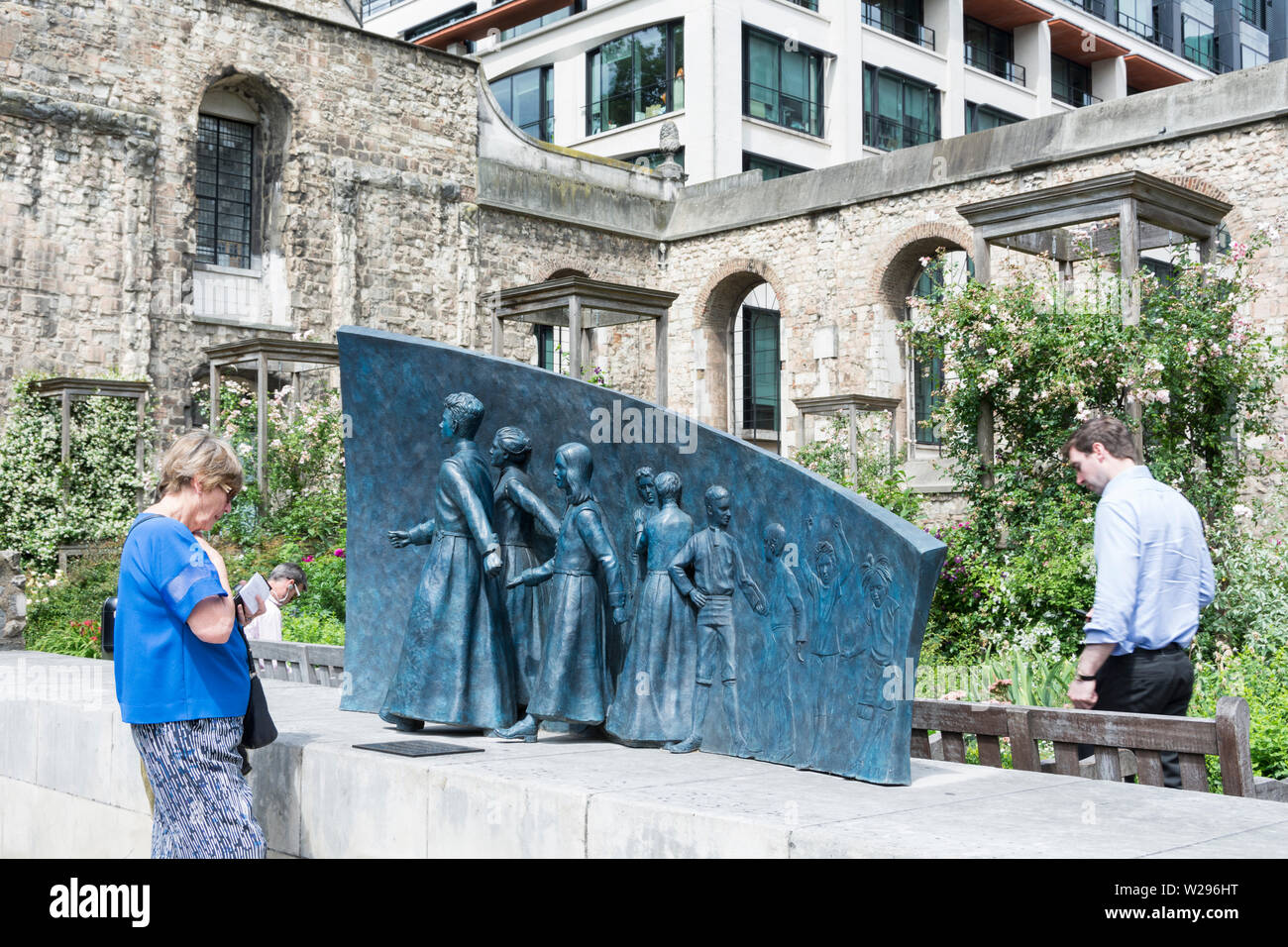 Andrew Brown's memorial sculpture en bronze de Christ's Hospital School, à la Christ Church de l'église de Greyfriars garden, Ville de London, UK Banque D'Images