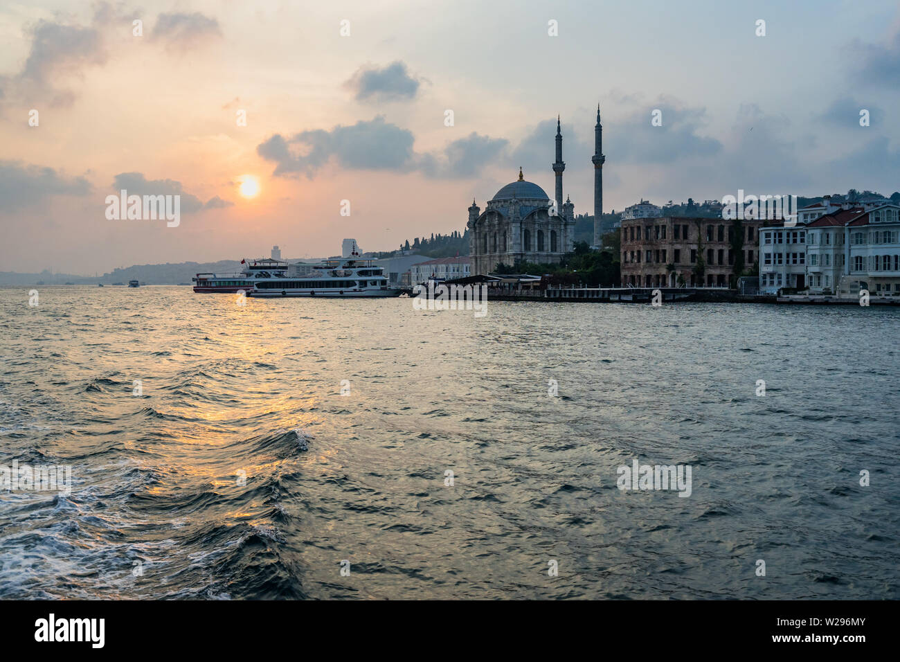 Vue panoramique sur la Mosquée Ortakôy au coucher du soleil d'un ferry boat sailing le détroit du Bosphore, Istanbul, Turquie Banque D'Images