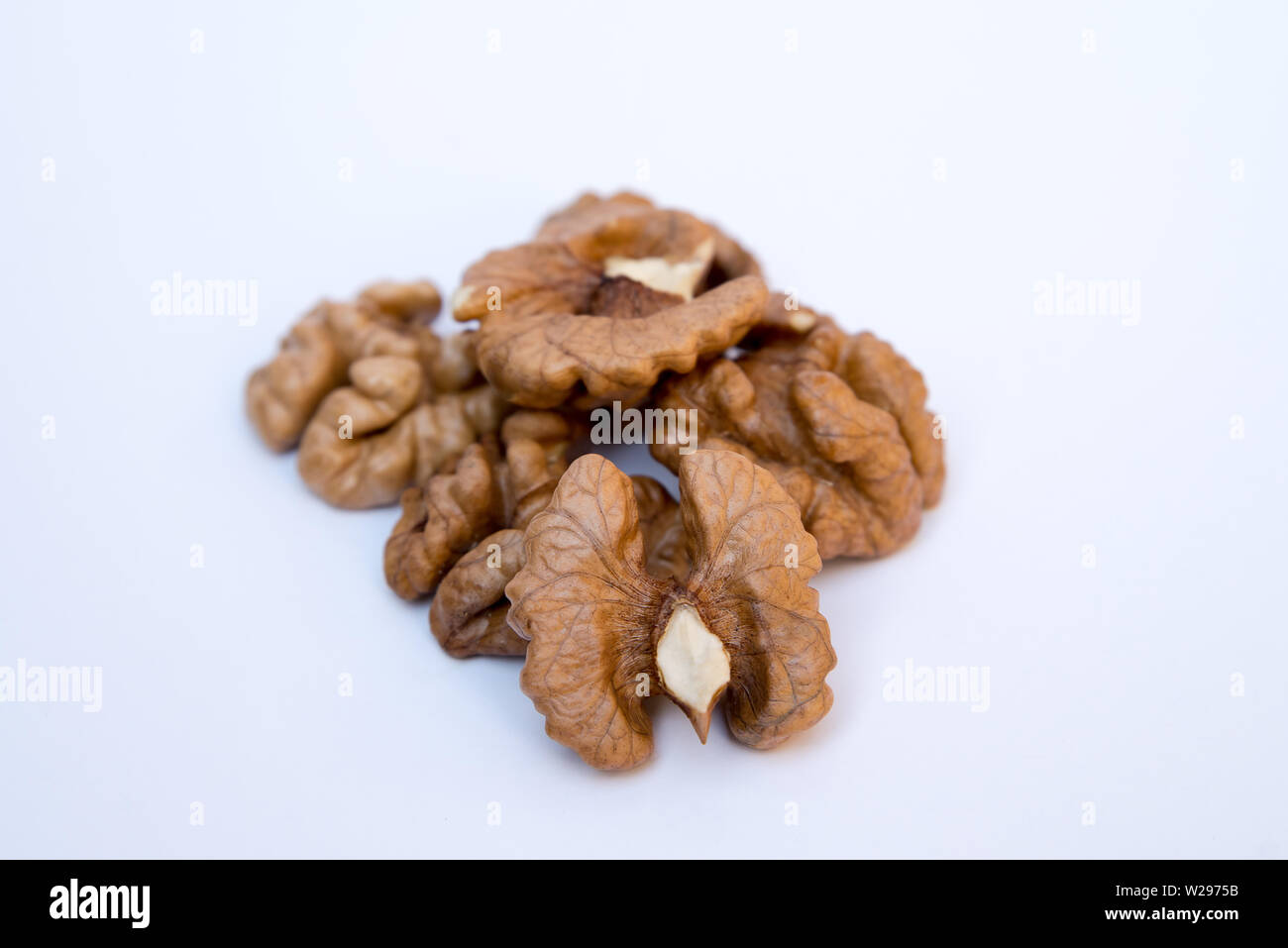 Close-up of les cerneaux de noix sur fond blanc Banque D'Images