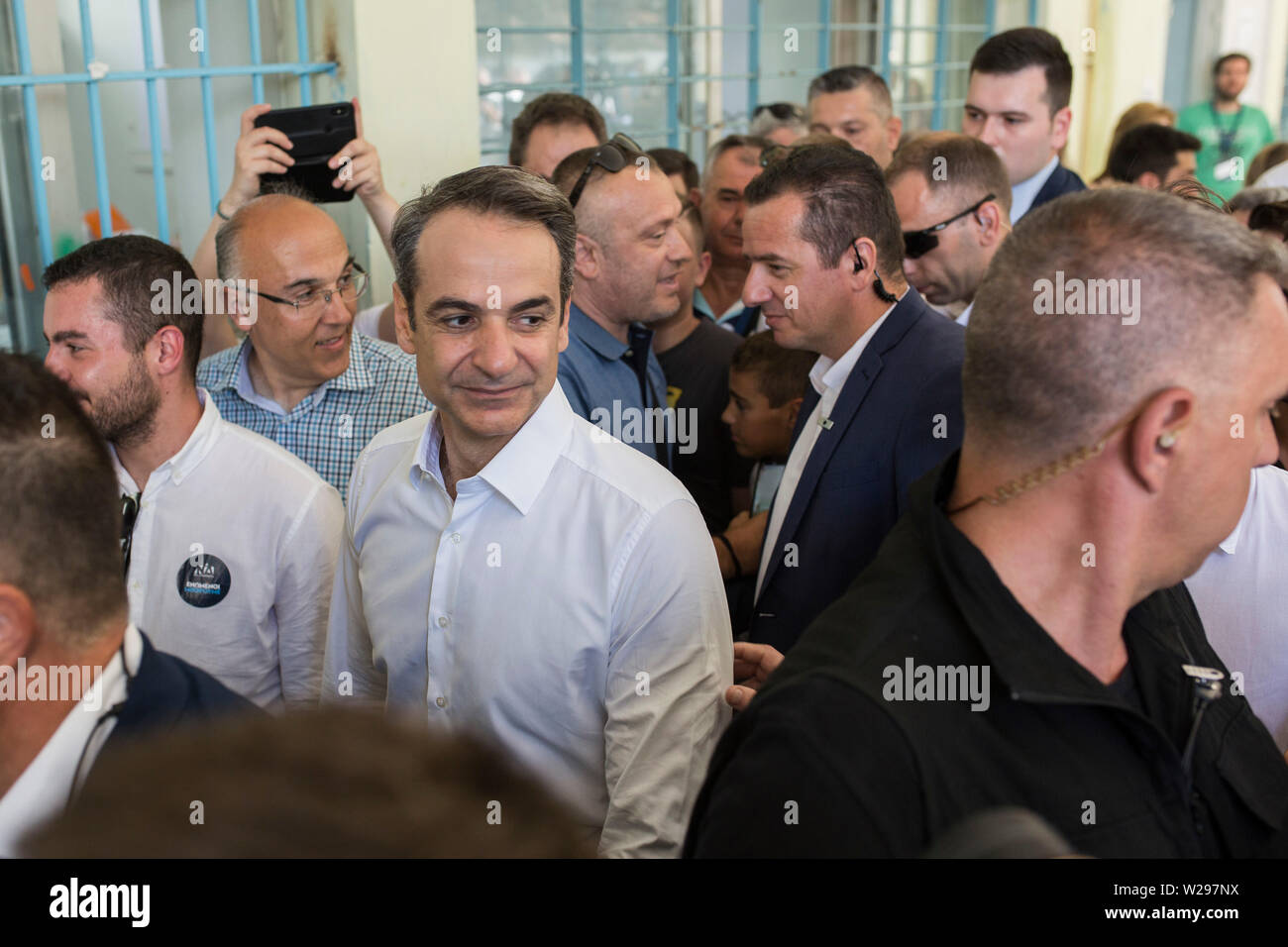 Athènes, Grèce. 07Th Juillet, 2019. Kyriakos Mitsotakis, chef de l'opposition conservateur Nea Dimokratia (ND), quitte un bureau de scrutin dans le district de Peristeri casting après son vote. Dans la première élection après la fin de l'année presque dix-crise financière, la Grèce est considéré comme le favori selon les sondages le chef de l'opposition, Mitsotakis. Baltagiannis Crédit : Socrates/dpa/Alamy Live News Banque D'Images