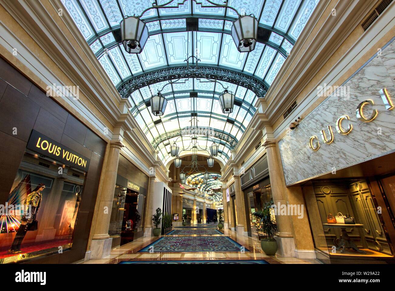 Boutiques au Bellagio Casino and Resort à Las Vegas. Les boutiques de style boutique de luxe au Bellagio : Gucci, Prada, Chanel et Louis Vuitton. Banque D'Images