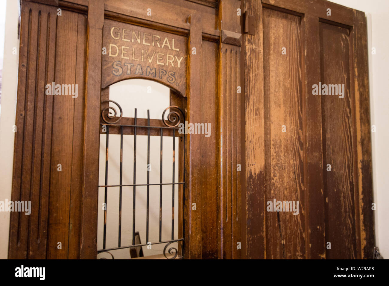 Intérieur Américain De La Poste. Fenêtre de service de style vintage dans un bureau de poste des États-Unis. Banque D'Images