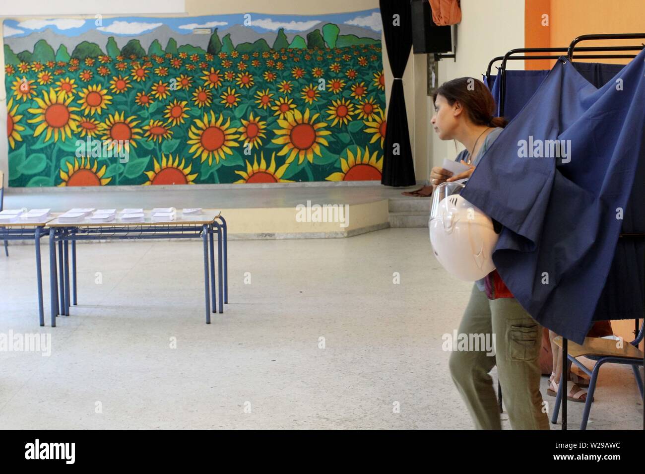 Athènes, Grèce. 7 juillet, 2019. Les électeurs arrivent à un bureau de scrutin pour voter à Athènes. (Crédit Image : © VafeiadakisZUMA Aristidis Wire) Banque D'Images