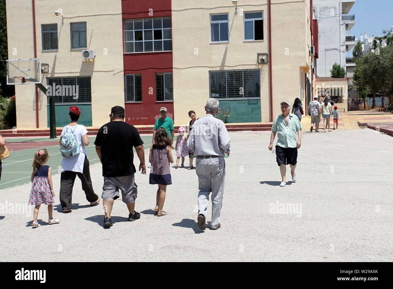 Athènes, Grèce. 7 juillet, 2019. Les électeurs arrivent à un bureau de scrutin pour voter à Athènes. (Crédit Image : © VafeiadakisZUMA Aristidis Wire) Banque D'Images