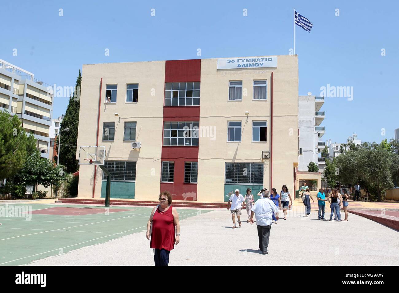 Athènes, Grèce. 7 juillet, 2019. Les électeurs arrivent à un bureau de scrutin pour voter à Athènes. (Crédit Image : © VafeiadakisZUMA Aristidis Wire) Banque D'Images
