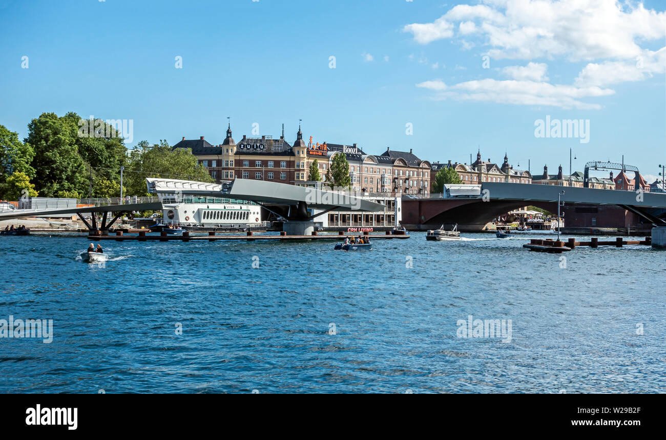 Le nouveau pont piétonnier et cyclable Lille Langebro crossing entre le port de Copenhague Vester Voldgade et Langebrogade à Copenhague Danemark Europe Banque D'Images
