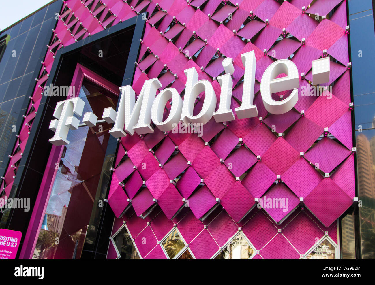 Las Vegas, Nevada, USA - 6 mai 2019 : l'extérieur de la T Mobile store sur le Strip de Las Vegas Banque D'Images