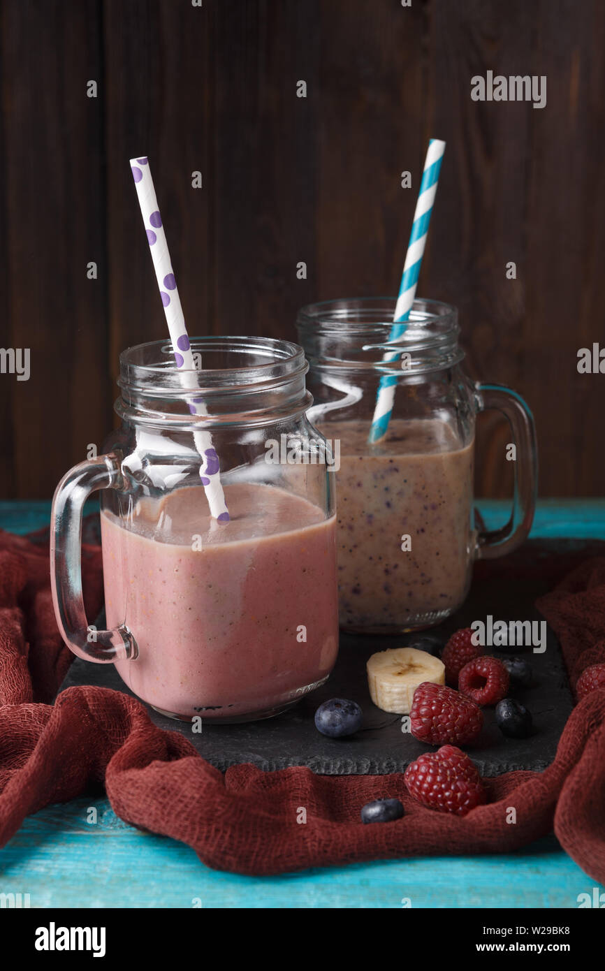 Photo de deux pichets à lait frappé avec de la paille Banque D'Images