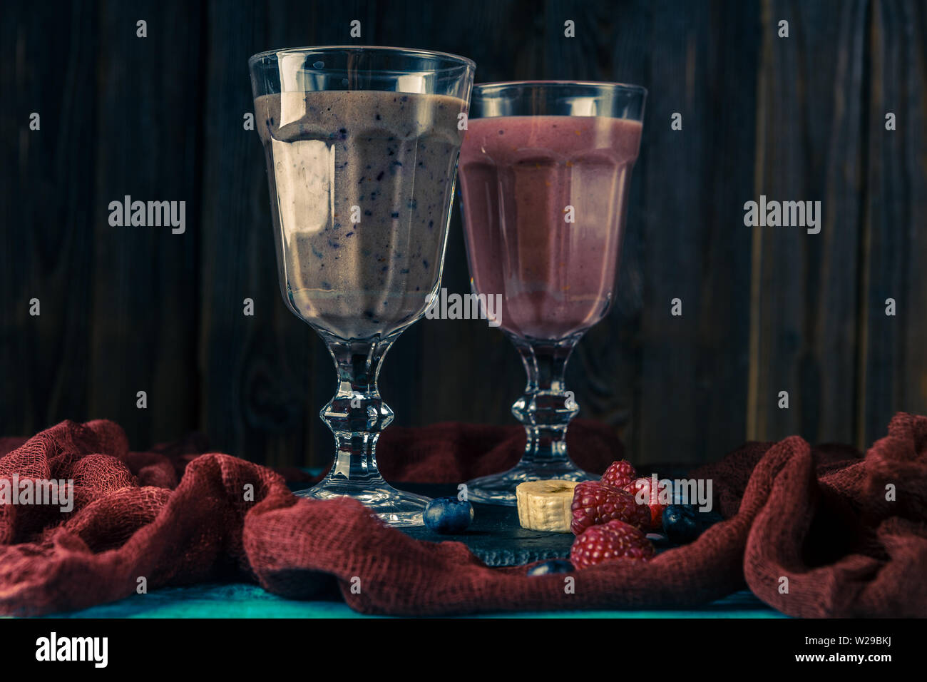 Image de deux verres à vin avec des smoothies sur table avec un chiffon Banque D'Images