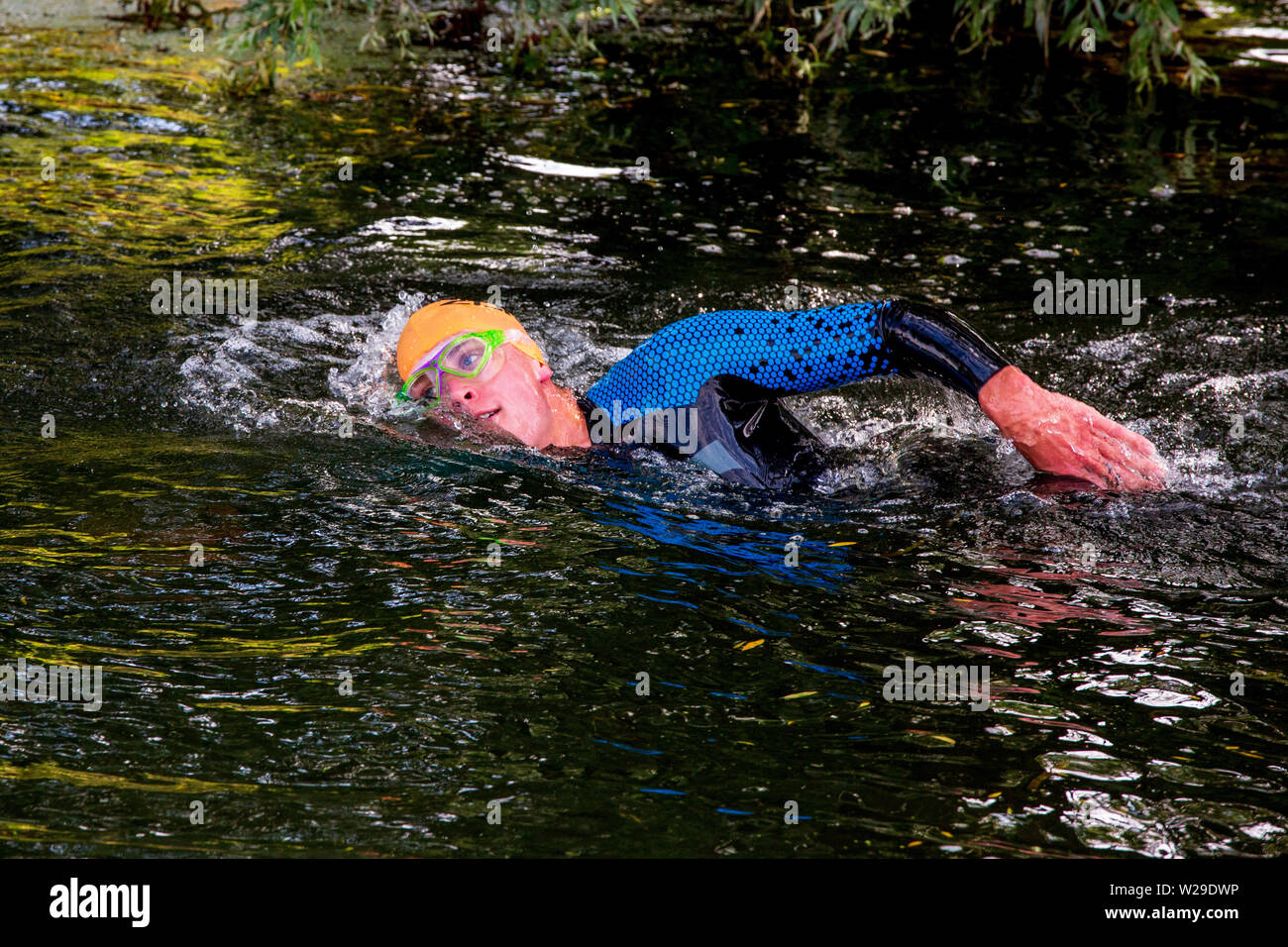 Cambridge, UK. 7 juillet 2019. Le Pique-nique Baignade Cambridge fait partie de la nage lente, campagne visant à encourager les nageurs de prendre leur temps et profiter de l'occasion d'être complètement immergé dans la nature. Le nager commence en Granchester et suit la rivière Cam jusqu'à la destination de mouton vert. Cam News / Alamy Live News Banque D'Images