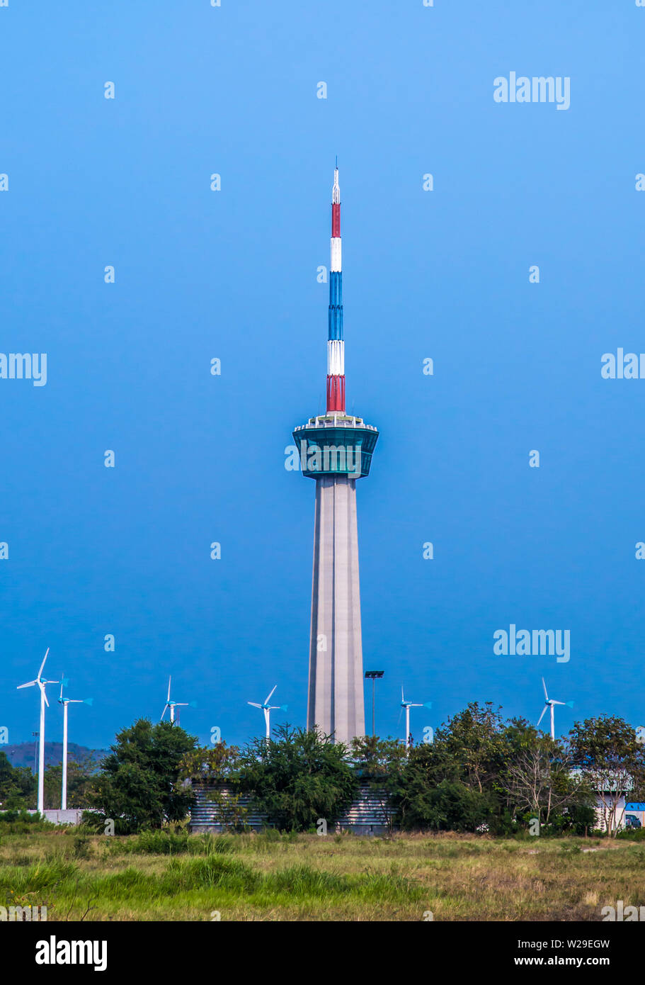 La tour phare sur l'herbe à Laemchabangport, Thaïlande Banque D'Images