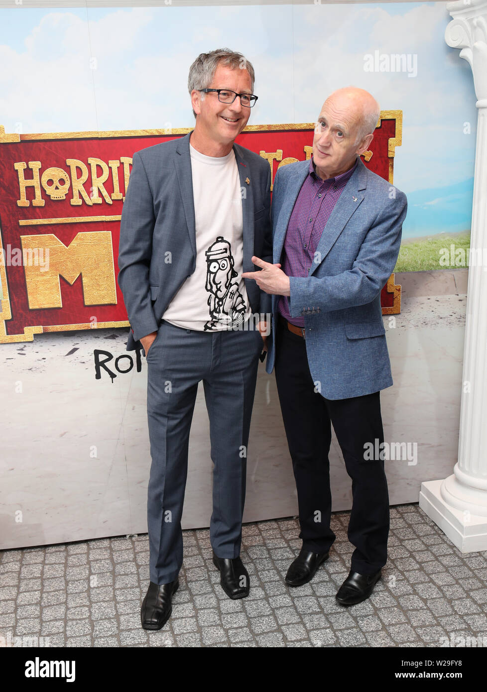 (De gauche à droite) histoires horribles co-créateurs Martin Brown et Terry Deary assistant à la première de l'histoire horrible Film - Rotten romains à l'Odéon, Leicester Square, Londres. Banque D'Images