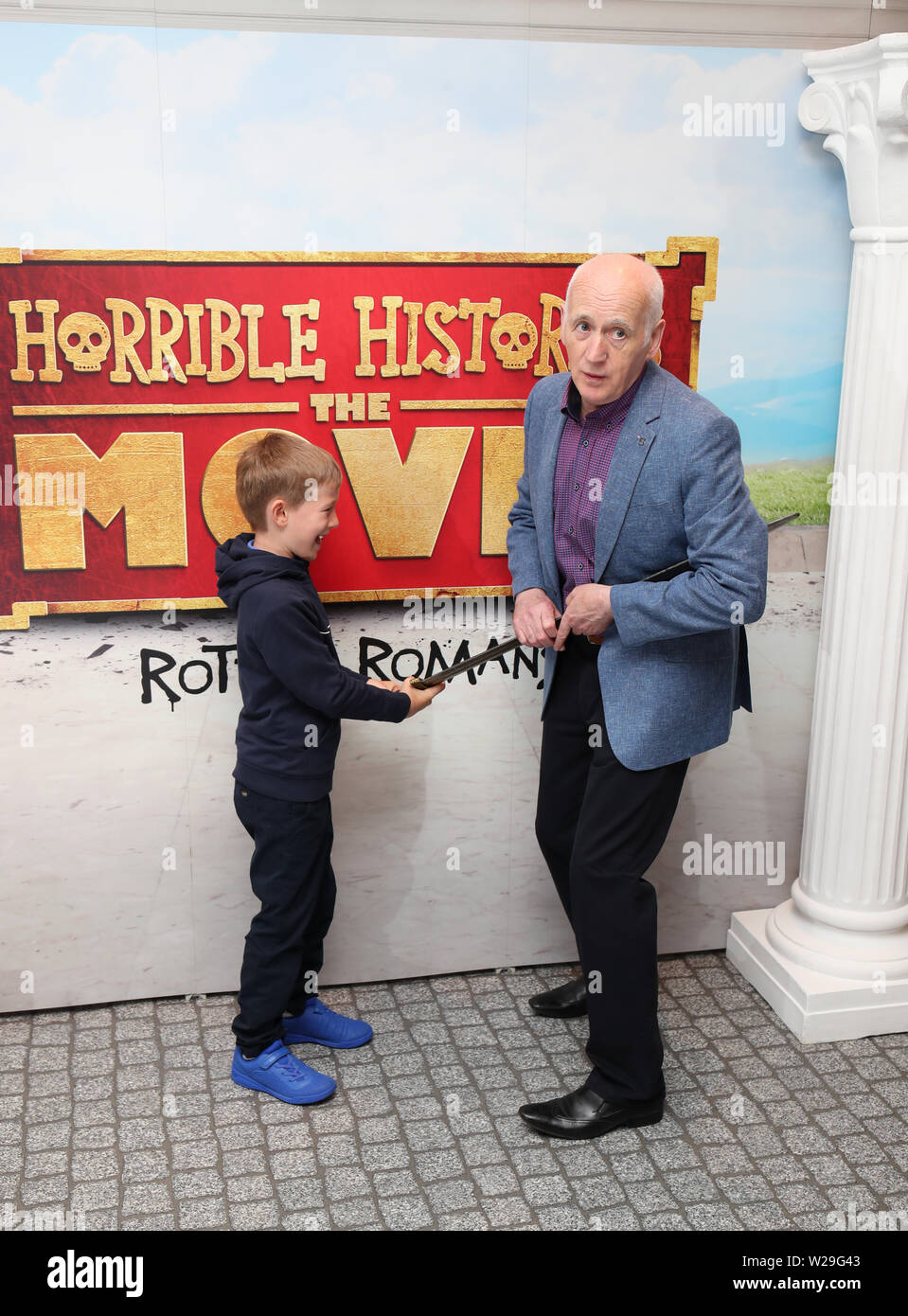 (À droite) des histoires horribles co-créateur Terry Deary assistant à la première de l'histoire horrible Film - Rotten romains à l'Odéon, Leicester Square, Londres. Banque D'Images