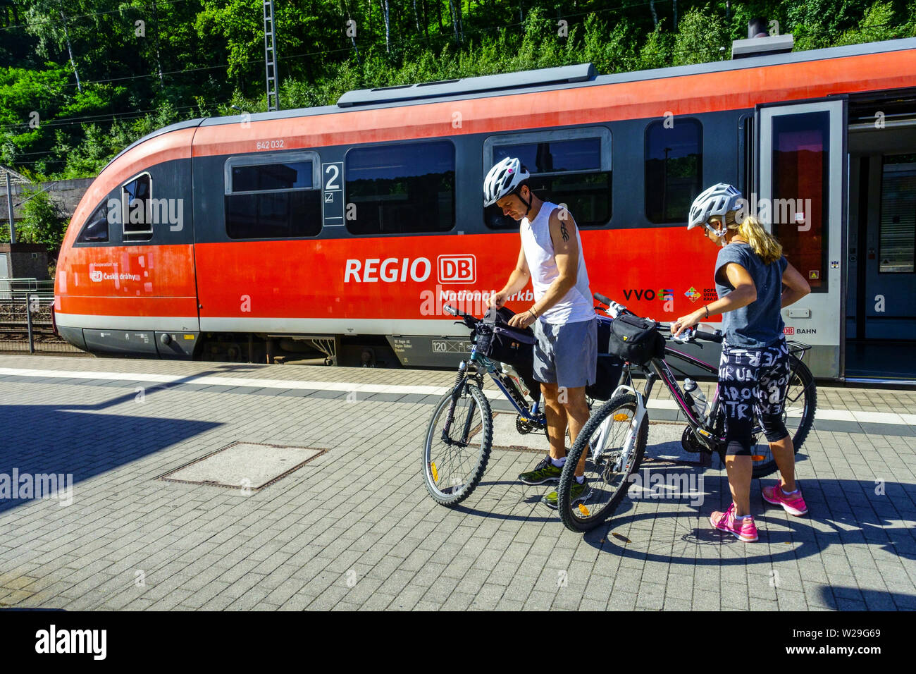 Deux motards sur la plate-forme, Allemagne chemins de fer, Deutsche Bahn VVO, train régional Saxe Allemagne train vélo Vallée du train Elbe train commuter Banque D'Images