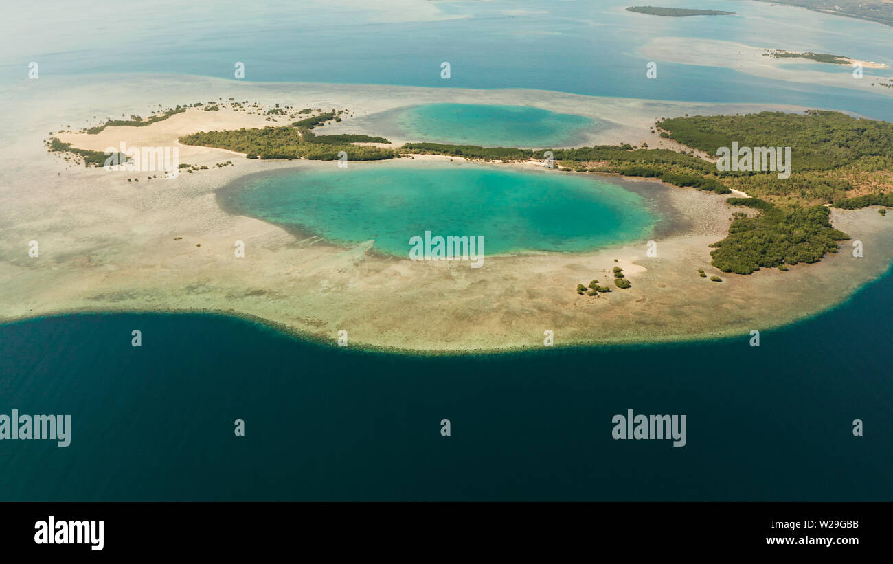 Vue aérienne de la baie de Honda avec les îles tropicales et les plages de sable entourée de récifs de corail avec de l'eau azur, vue du dessus. L'été et les vacances, Puerto Princesa, Palawan, Philippines. Banque D'Images