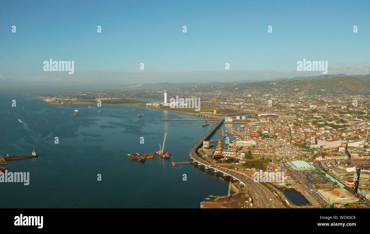 Ville de Cebu Vue de dessus, le port dans le port et les navires de charge et d'une route avec des voitures près de la mer. Philippines, Cebu. Banque D'Images