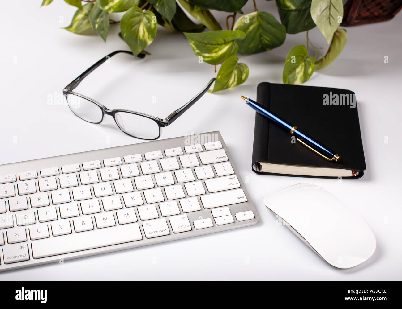 Clavier de l'ordinateur, la souris et le bureau des objets sur un bureau blanc Banque D'Images