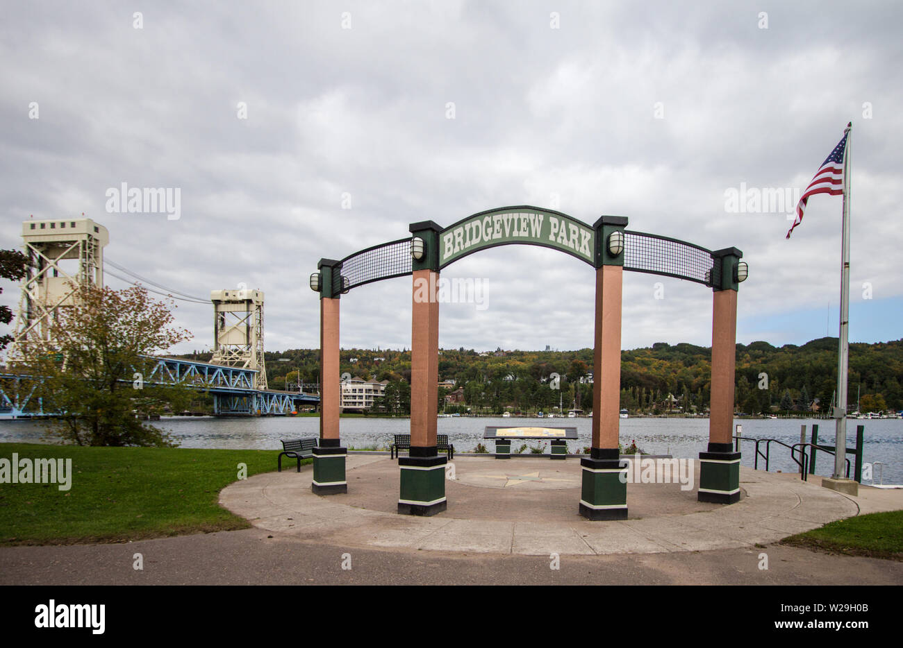 Parc Bridgeview au centre-ville de Houghton Michigan avec le pont levant de Portage historique dans l'arrière-plan. Banque D'Images