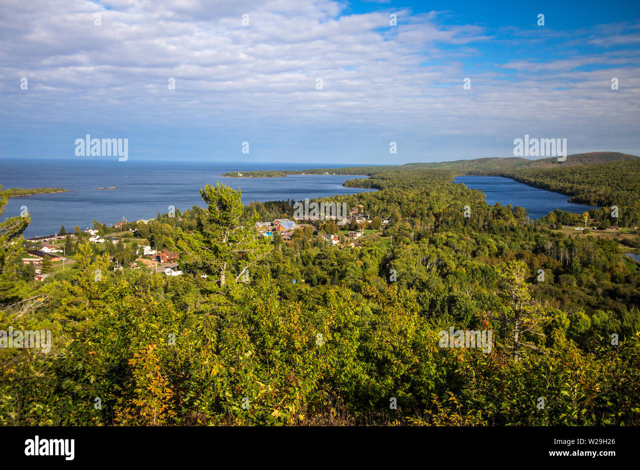Michigan Copper Harbor. Vue aérienne de la petite ville côtière de port cuivre vu de la montagne Brockway Scenic Drive dans la haute péninsule Banque D'Images