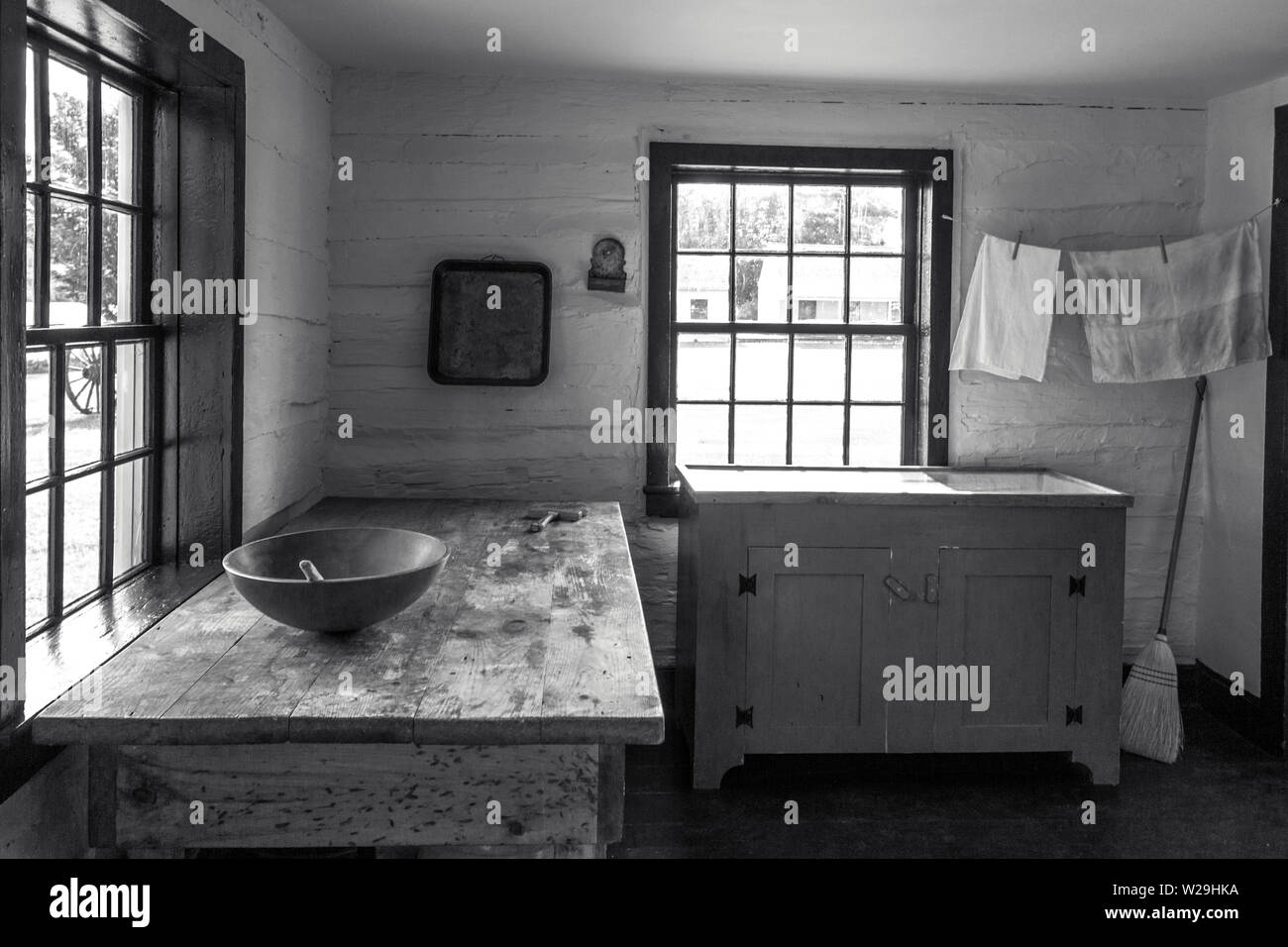 Pays Cuisine Intérieur. Cuisine de style rustique avec une cuillère de bois et le bol sur la table en bois ancien avec une corde dans le coin Banque D'Images