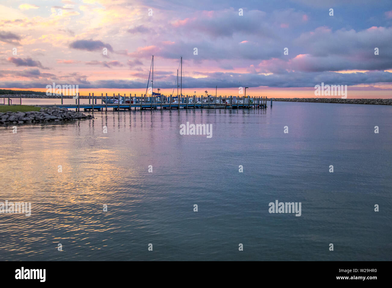 Bateau à fond de ciel coucher de soleil.. Michigan marina le long de la côte des Grands Lacs avec un beau coucher de ciel. Cheboygan, Michigan Banque D'Images