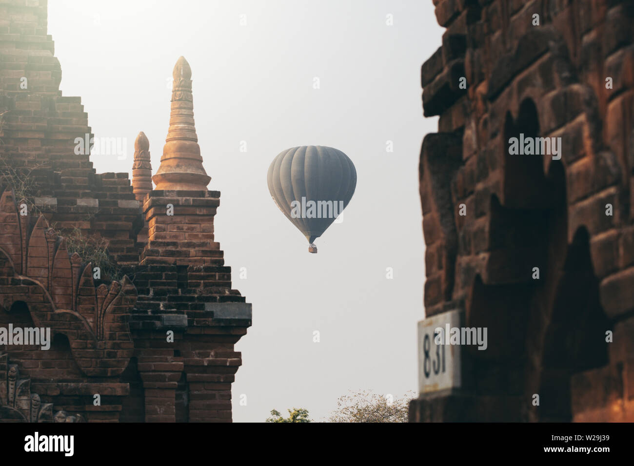 Hot Air Balloon flying over de pagodes à Bagan temple complexe, au Myanmar. Banque D'Images