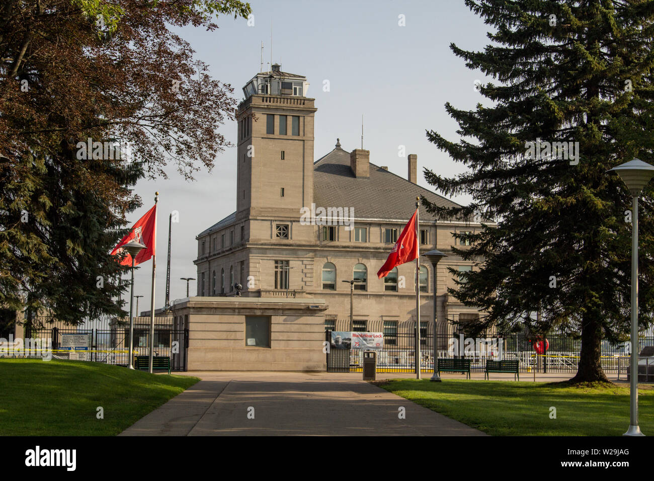 Army Corps of Engineers des capacités aux écluses Soo à Sault Ste. Marie au Michigan. Les verrous sont l'un des plus fréquentés satellite dans le monde. Banque D'Images