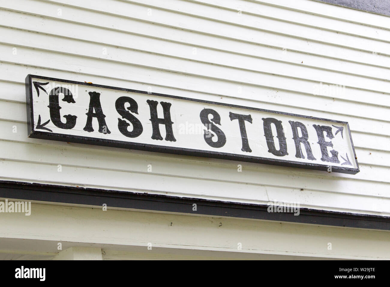 Cash Store Se connecter. Magasin général historique qui n'accepte que les paiements en espèces. Banque D'Images