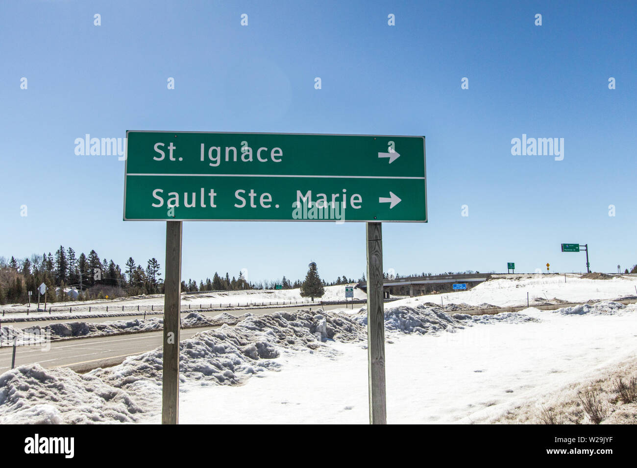 Upper Peninsula Michigan l'hiver. L'interstate 75 signe pour les villes de Saint Ignace et de Sault Ste Marie Mich dans le haut du Michigan sur un jour d'hiver ensoleillé Banque D'Images