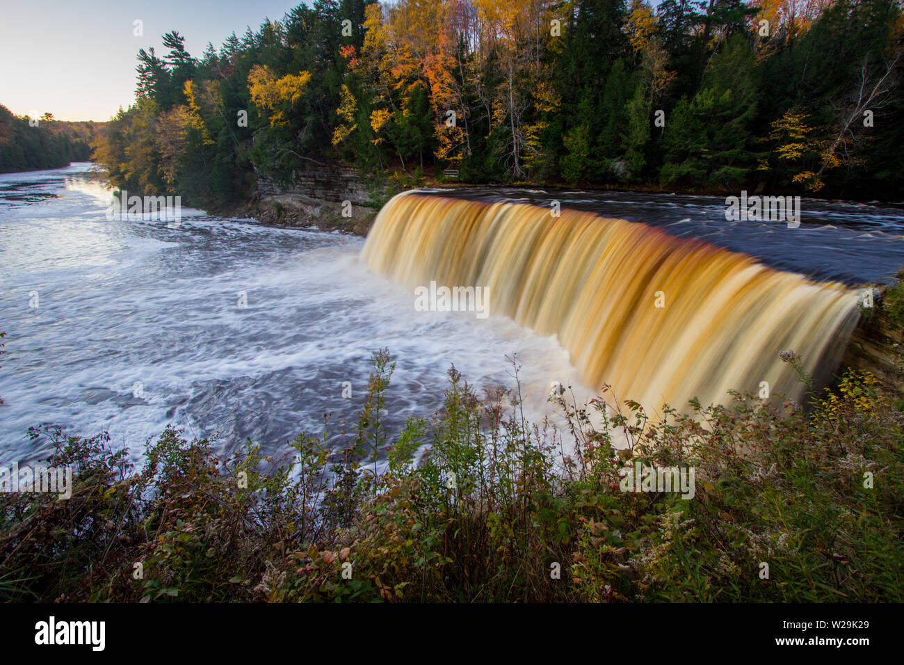 Michigan pittoresque cascade d'automne Panorama. La région de Tahquamenon Falls dans la région de Newberry Paradis la haute péninsule du Michigan avec feuillage d'automne. Banque D'Images