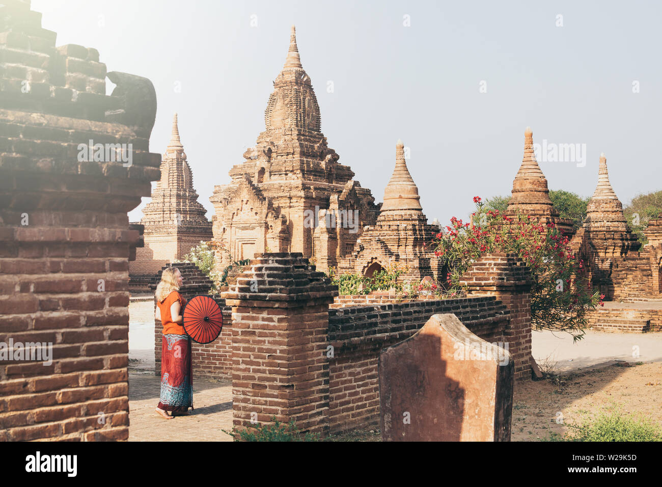 Libre avec des ombrelles traditionnelles rouge parmi les temples et pagodes de l'ancienne Bagan au Myanmar Banque D'Images