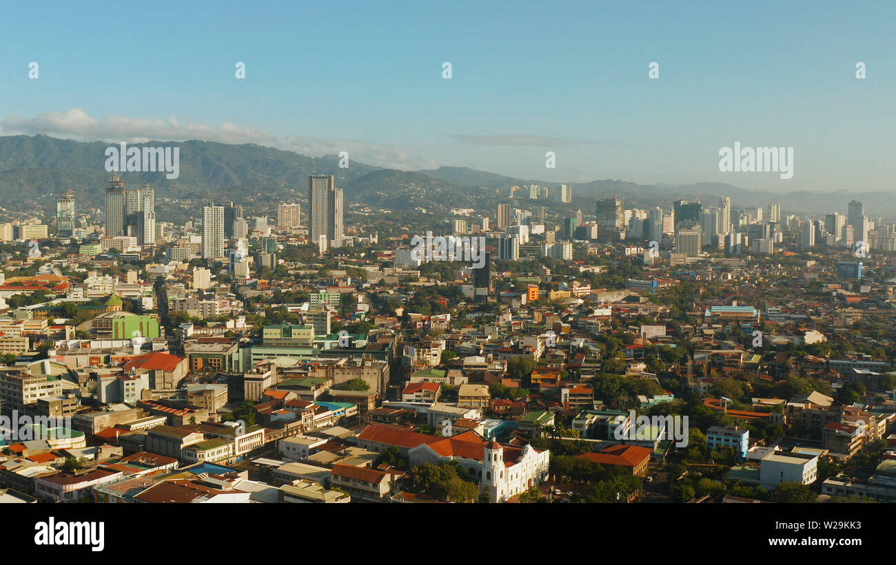 Cebu City, une grande ville sur l'île de Cebu, avec des gratte-ciel et bâtiments résidentiels à tôt le matin. Aux Philippines. Banque D'Images