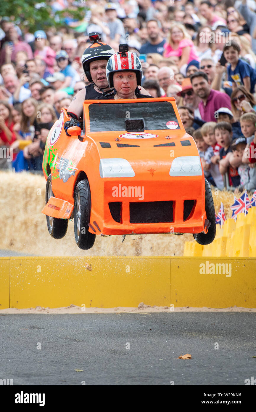 Un concurrent prend part à la Red Bull Soapbox Race d'Alexandra Park, Londres. La soapbox race est un événement international dans lequel les pilotes amateurs des véhicules de course soapbox en descente bien sûr. Banque D'Images