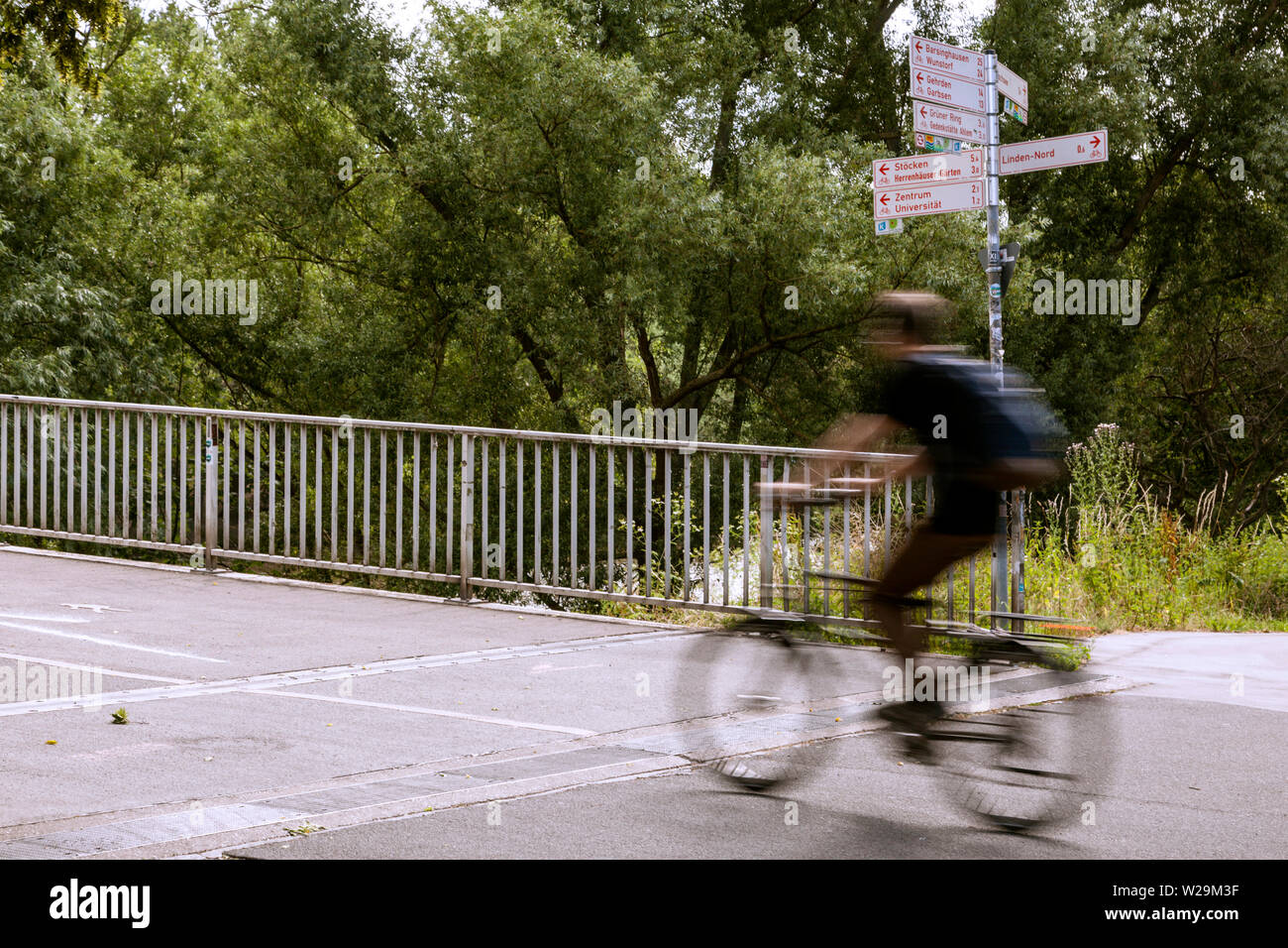 Les cyclistes à l'Dornroschenbrucke (Sleeping Beauty Bridge) à Hanovre Banque D'Images