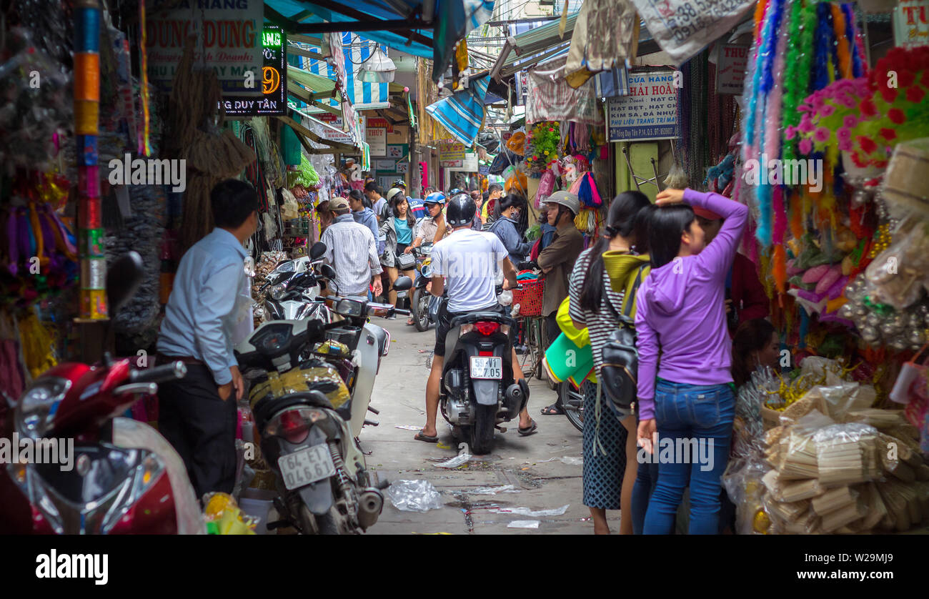 Saigon, Vietnam - Juin 2017 : dans la foule du marché asiatique, Saigon, Vietnam. Banque D'Images