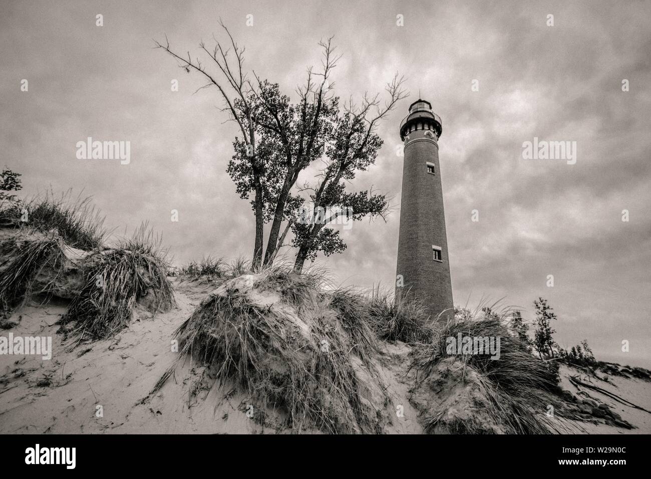 Le petit phare de la pointe de sable sur la côte du lac Michigan à Silver Lake State Park. Banque D'Images