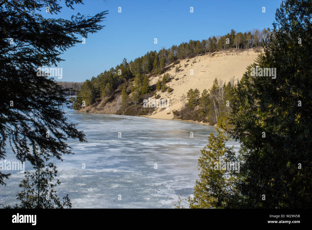 Lac gelé. Mince couche de glace sur le lac gelé dans la vallée de la rivière Au Sable du Michigan dans le Huron National Forest. Banque D'Images