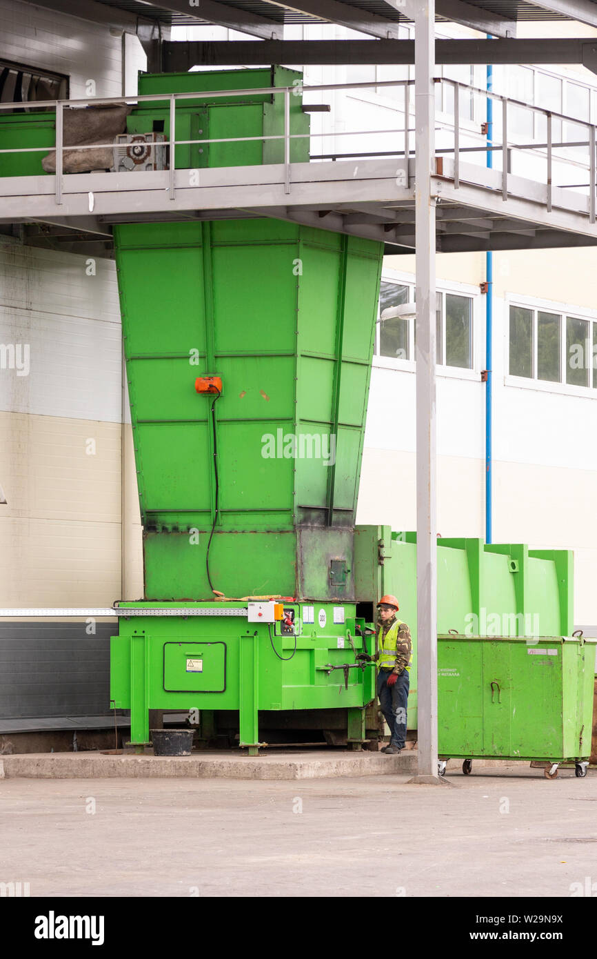 Usine de traitement des déchets. Processus technologique pour l'acceptation, de stockage, de tri et de traitement des déchets pour leur recyclage. Focus sélectif. T Banque D'Images