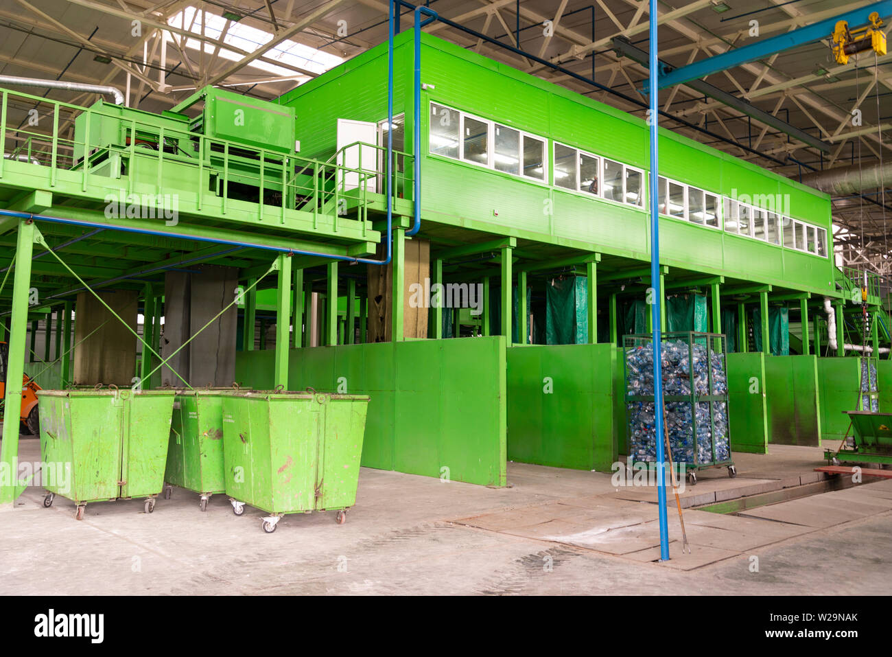 Usine de traitement des déchets. Processus technologique pour l'acceptation, de stockage, de tri et de traitement des déchets pour leur recyclage. Focus sélectif. T Banque D'Images