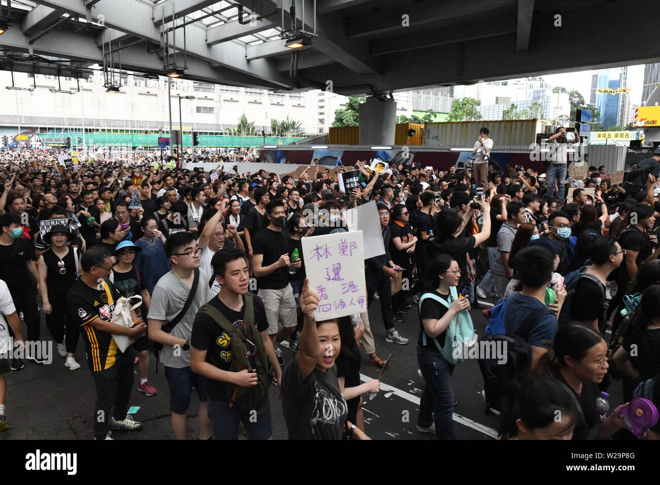 Hong Kong, Chine. 07Th Juillet, 2019. Les manifestants se rassemblent pour prendre part à la manifestation contre la loi sur l'extradition, le 7 juin 2019 à Hong Kong, Chine. Des manifestations pro-démocratie ont continué dans les rues de Hong Kong pour le dernier mois, l'appel pour le retrait total du projet de loi sur l'extradition d'une controverse. Le chef de l'exécutif de Hong Kong Carrie Lam a suspendu la loi indéfiniment, mais les manifestations ont continué avec des manifestants réclament maintenant sa démission. Credit : AFLO Co.,Ltd/Alamy Live News Banque D'Images