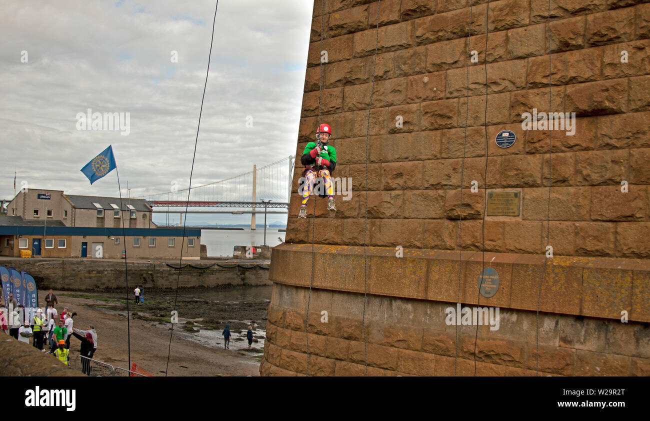 South Queensferry, Edinburgh, Ecosse. 7 juillet 2019, l'organisme de bienfaisance Rappel en ordre décroissant 165ft à partir de l'emblématique Forth Rail Bridge à la plage ci-dessous. Organisé par le Rotary Club de South Queensferry Pont du Forth à bénéficier hospices pour enfants à travers l'Ecosse (Chas).L'événement qui a recueilli plus de 15 000 livres sterling pour les auxiliaires en 2018. £30 de l'argent des commandites est conservé par le Rotary Club de South Queensferry Trust Fund pour soutenir ses propres activités de bienfaisance. Environ 380 participants ont pris part. L'événement a lieu chaque année, avec la permission de Network Rail et Balfour Beatty. Credit : Arch White/Alamy Live News Banque D'Images