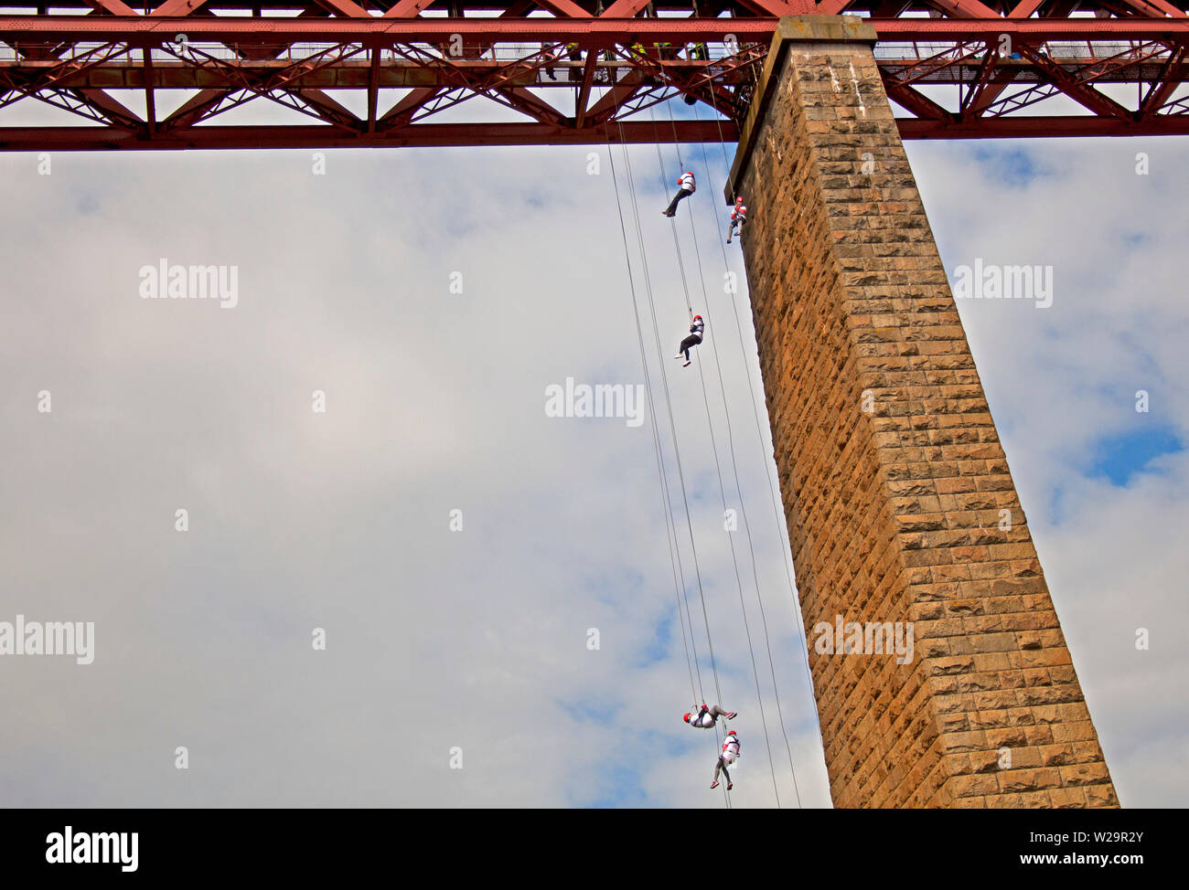 South Queensferry, Edinburgh, Ecosse. 7 juillet 2019, l'organisme de bienfaisance Rappel en ordre décroissant 165ft à partir de l'emblématique Forth Rail Bridge à la plage ci-dessous. Organisé par le Rotary Club de South Queensferry Pont du Forth à bénéficier hospices pour enfants à travers l'Ecosse (Chas).L'événement qui a recueilli plus de 15 000 livres sterling pour les auxiliaires en 2018. £30 de l'argent des commandites est conservé par le Rotary Club de South Queensferry Trust Fund pour soutenir ses propres activités de bienfaisance. Environ 380 participants ont pris part. L'événement a lieu chaque année, avec la permission de Network Rail et Balfour Beatty. Credit : Arch White/Alamy Live News Banque D'Images