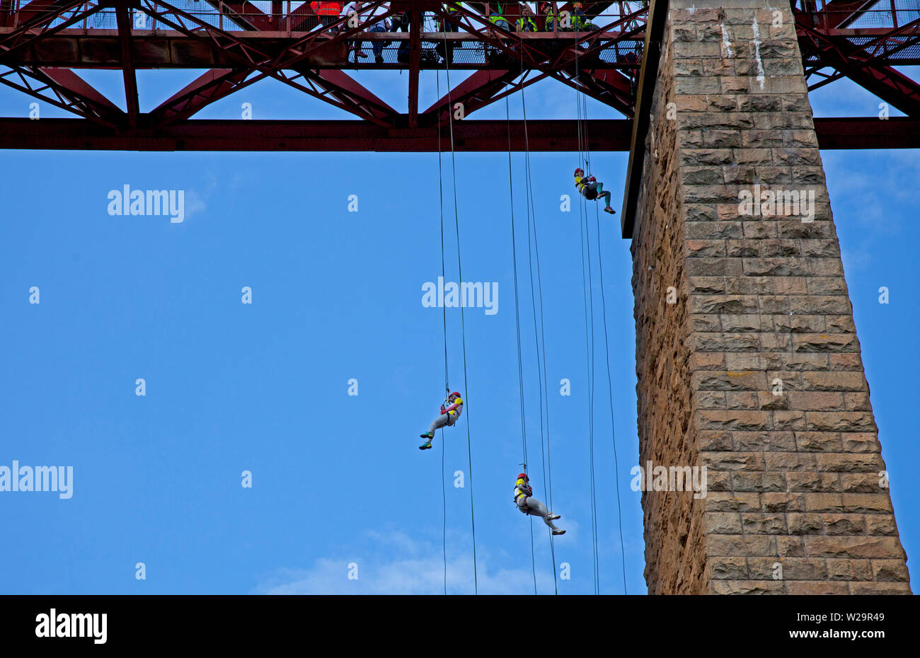 South Queensferry, Edinburgh, Ecosse. 7 juillet 2019, l'organisme de bienfaisance Rappel en ordre décroissant 165ft à partir de l'emblématique Forth Rail Bridge à la plage ci-dessous. Organisé par le Rotary Club de South Queensferry Pont du Forth à bénéficier hospices pour enfants à travers l'Ecosse (Chas).L'événement qui a recueilli plus de 15 000 livres sterling pour les auxiliaires en 2018. £30 de l'argent des commandites est conservé par le Rotary Club de South Queensferry Trust Fund pour soutenir ses propres activités de bienfaisance. Environ 380 participants ont pris part. L'événement a lieu chaque année, avec la permission de Network Rail et Balfour Beatty. Credit : Arch White/Alamy Live News Banque D'Images