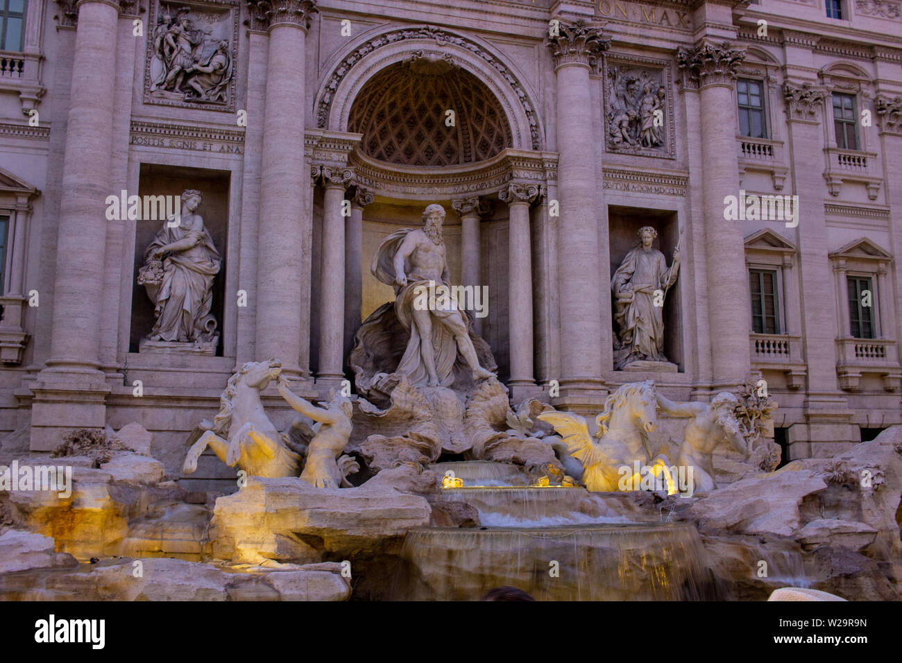 Rome Italie. 16 juin 2019. La célèbre Fontaine de Trevi, après la rénovation. La lumière artificielle rend la structure plus suggestive. Banque D'Images