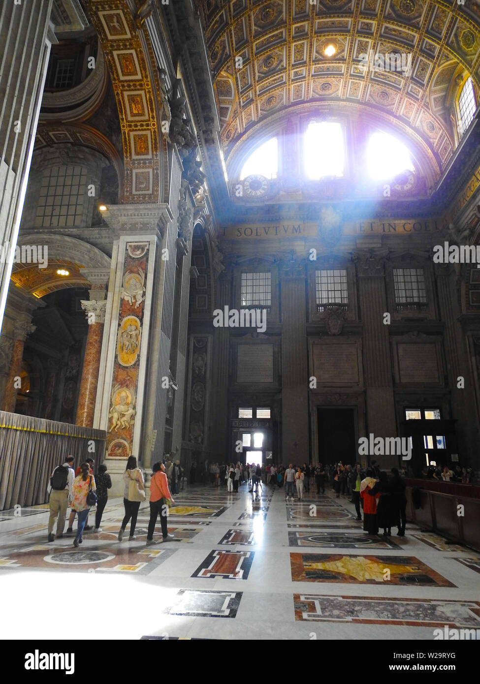 Intérieur de la Basilique Saint Pierre avec sun flare au-dessus de la Porte Sainte, Cité du Vatican, Rome, Italie Banque D'Images